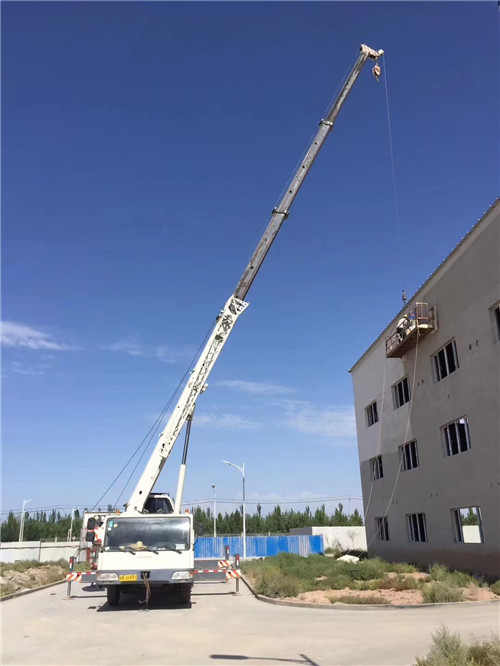 伊川县“轻装强干”—— 吊车的 “轻量化臂架” 技术